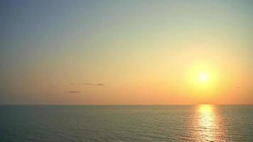 hermosa puesta de sol en la playa tropical y el mar video
