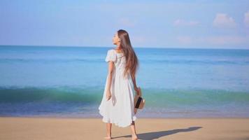 aziatische vrouw geniet rond het prachtige strand zee oceaan video