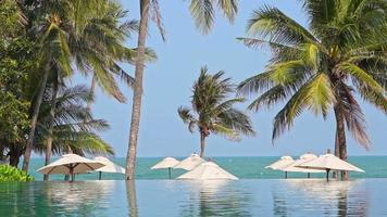 piscina all'aperto in hotel resort per le vacanze video