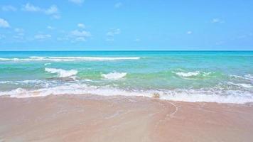hermosa playa tropical mar océano con cielo azul y nubes blancas video