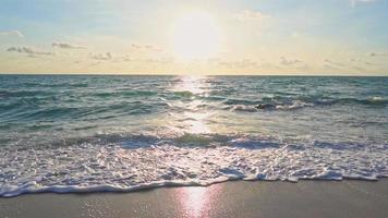 prachtige zonsondergang op het tropische strand en de zee video