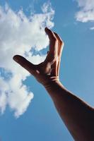 mano gesticulando en el cielo foto