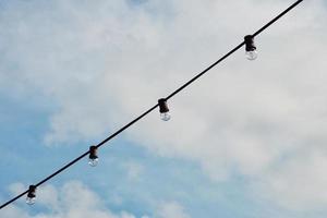 bombilla de luz y cielo azul foto