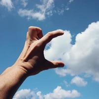 mano gesticulando en el cielo foto