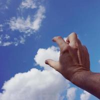 mano gesticulando en el cielo foto