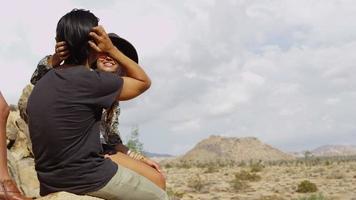 Gruppe junger Leute auf Felsen video