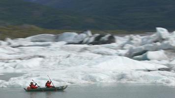 casal passeando de caiaque por icebergs e geleira, Alaska