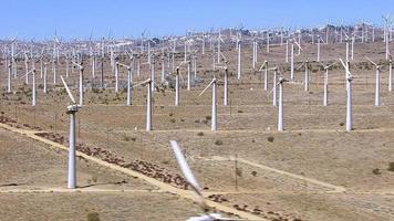 foto aérea de caminhão passando pela pedreira video