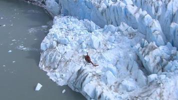 helicóptero sobrevoando a geleira, no Alasca video