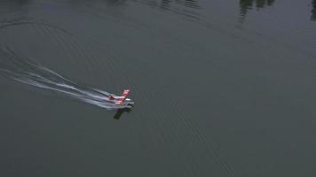idrovolante decolla dal lago, alaska