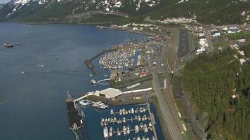 luchtfoto van de haven, valdez, alaska video