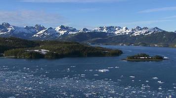 sorvolando il lago con le montagne sullo sfondo, alaska