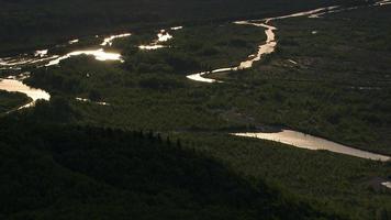 il sole riflette dei ruscelli nella natura selvaggia dell'Alaska video