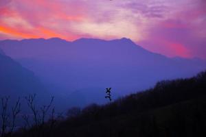 colorido atardecer sobre las montañas foto