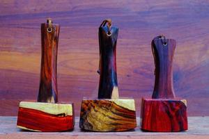 Juego de martillo mazo de madera de palisandro y herramienta hecha a mano de Tailandia para ser utilizada por un carpintero en el taller en el antiguo banco de trabajo