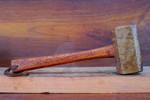 Juego de martillo mazo de madera de padauk y herramienta hecha a mano de Tailandia para uso de un carpintero en el taller en el antiguo banco de trabajo. foto