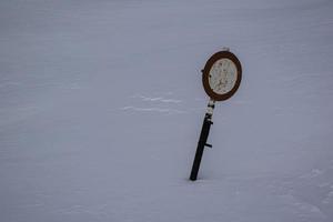 viejo cartel en la nieve foto