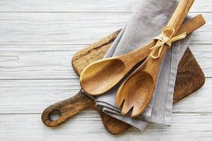 dos cucharas de ensalada de madera