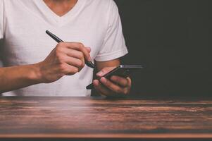 hombre sosteniendo un teléfono inteligente foto