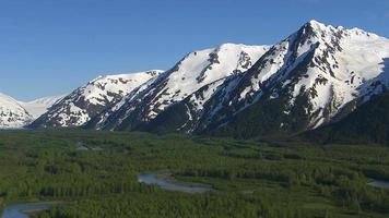 ripresa aerea di ruscelli forestali e montagne innevate, alaska
