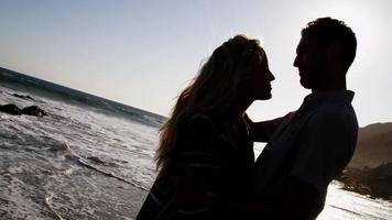 jovem casal na praia video