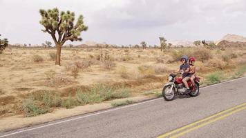 casal andando de moto para na beira da estrada video