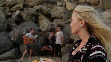 groep jongeren samen op het strand video