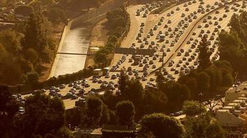 Vista aérea del tráfico de la hora punta en la concurrida autopista video