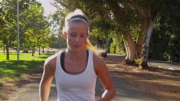 junge Frau, die im Park joggt video