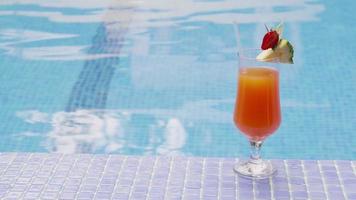 cocktail a bordo piscina. girato in rosso epico per una risoluzione 4k, uhd, ultra hd di alta qualità. video