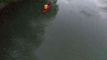 foto aérea de homem remando canoa no lago