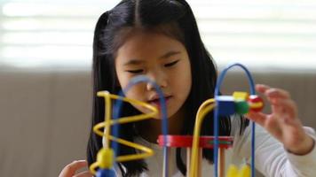 jong aziatisch meisje speelt met speelgoed video