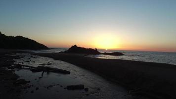 photo aérienne du coucher de soleil sur la côte de l'oregon