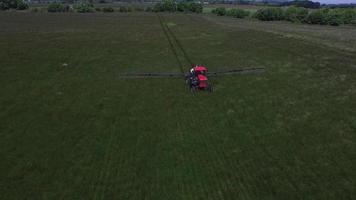 luchtfoto van tractor die graszaadboerderij besproeit video