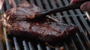 Barbecue-Sauce auf T-Bone-Steak, geschossen auf Phantom Flex 4k video