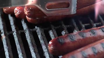 hot-dogs sur le gril, tourné sur fantôme flex 4k video
