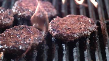 hamburgers op grill in slow motion, geschoten op phantom flex 4k video