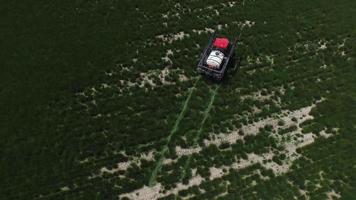 foto aérea de trator pulverizando fazenda de sementes de grama video