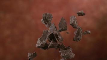pedaços de chocolate voando em câmera lenta, filmados no phantom flex 4k