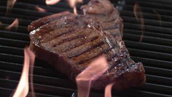 T-Bone-Steak auf dem Grill in Zeitlupe, aufgenommen auf Phantom Flex 4k video