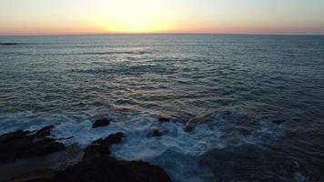 luchtfoto van zonsondergang aan de kust van Oregon video