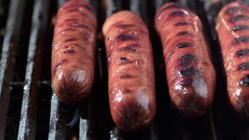 hot-dogs sur le gril, tourné sur fantôme flex 4k video