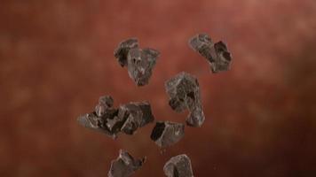 Schokoladenstücke, die in Zeitlupe fliegen, aufgenommen auf Phantom Flex 4k video