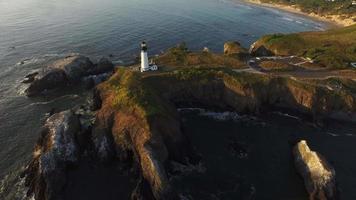 farol da baía yaquina, foto aérea video