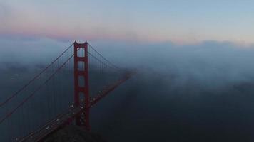 Golden Gate Bridge i kvällsdimma, San Francisco, Kalifornien, Flygfoto
