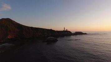 luchtfoto van yaquina bay vuurtoren bij zonsondergang, newport, oregon video