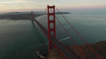 Golden Gate Bridge i skymningen, San Francisco, Kalifornien, flygfoto