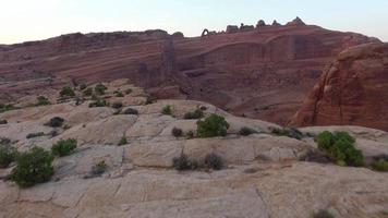 Vista aerea di formazioni di arenaria al parco nazionale di Arches, Utah video