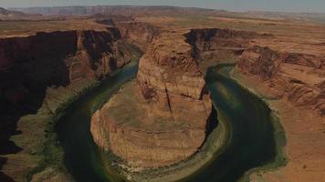 Vista aérea de la curva de herradura del Gran Cañón y el río Colorado, Arizona, Estados Unidos video