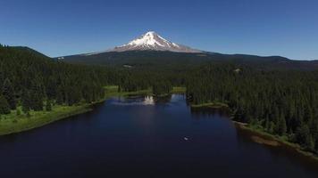 toma aérea del lago trillium y mt. capucha, oregon video